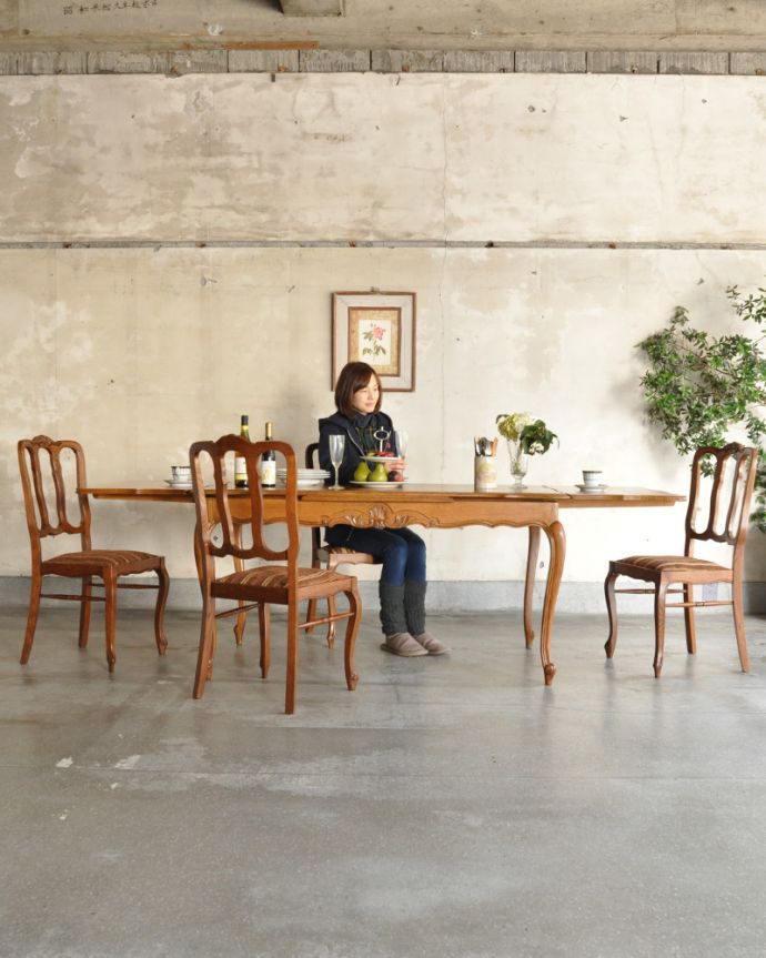 ロイドテーブル　アンティーク家具　フランスのアンティーク家具、華やかなドローリーフテーブル（伸張式） 。伸ばさずに使っても充分な大きさ。(j-1898-f)