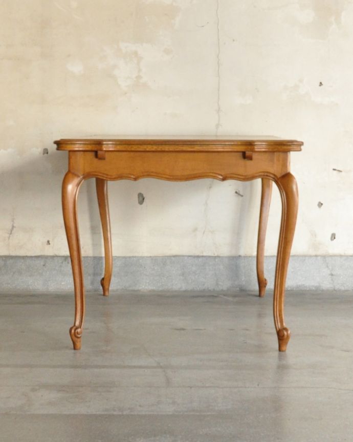 ロイドテーブル　アンティーク家具　フランスのアンティーク家具、華やかなドローリーフテーブル（伸張式） 。アンティークは新品ではないので、もちろん経年変化によるキズはありますが、専門の職人が目立たないようキレイにお直しをしているので、どこから見てもキレイです。(j-1898-f)