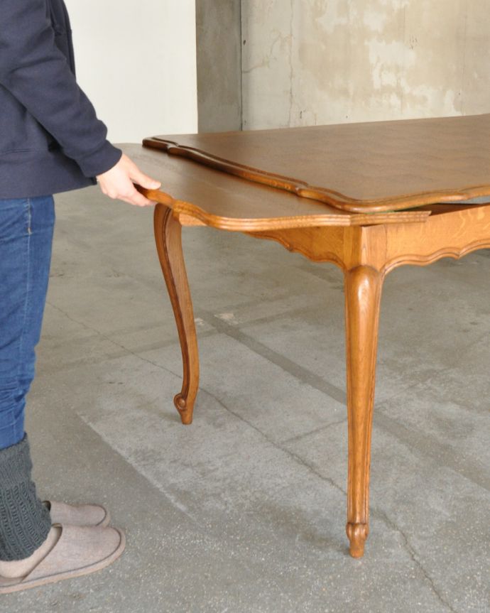 ロイドテーブル　アンティーク家具　フランスのアンティーク家具、華やかなドローリーフテーブル（伸張式） 。天板は引っ張り出すだけであっという間に大きくなります。(j-1898-f)