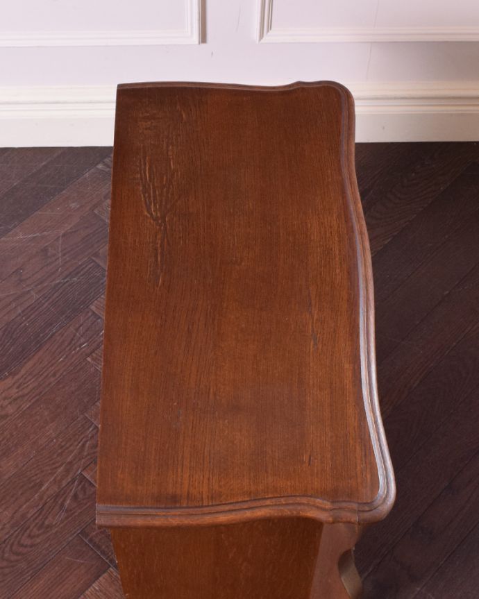 アンティークのチェスト　アンティーク家具　南フランススタイルのアンティーク家具、オーク材の３段チェスト（コモード）。何を置こうかな･･･？上から見ると、天板はこんな感じ。(j-1900-f)