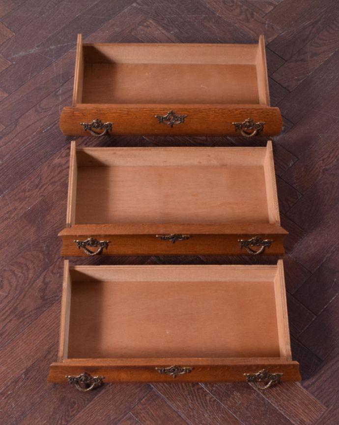 アンティークのチェスト　アンティーク家具　南フランススタイルのアンティーク家具、オーク材の３段チェスト（コモード）。何を入れてもOK引き出しは３杯。(j-1900-f)
