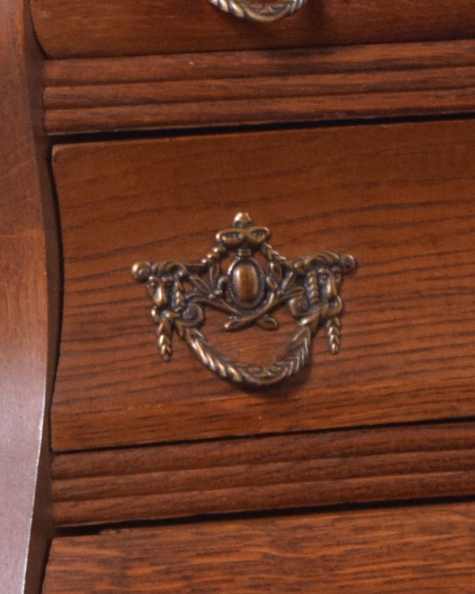 アンティークのチェスト　アンティーク家具　南フランススタイルのアンティーク家具、オーク材の３段チェスト（コモード）。開ける度にワクワクする取っ手エンブレムをモチーフにした優雅なデザインの取っ手。(j-1900-f)