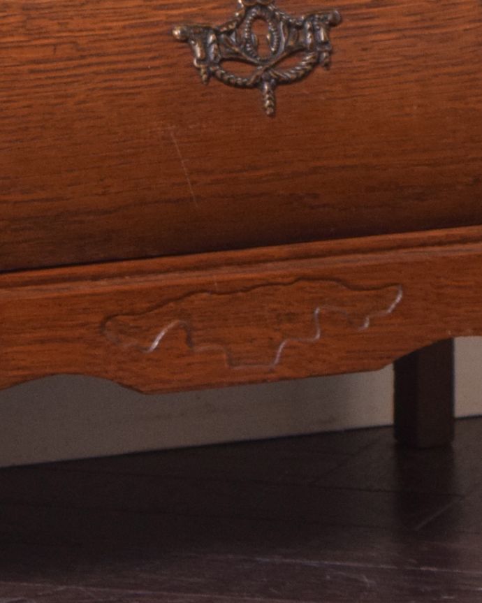 アンティークのチェスト　アンティーク家具　南フランススタイルのアンティーク家具、オーク材の３段チェスト（コモード）。やっぱり彫が一番！何と言ってもフランスらしい優雅で上品なデザインです。(j-1900-f)