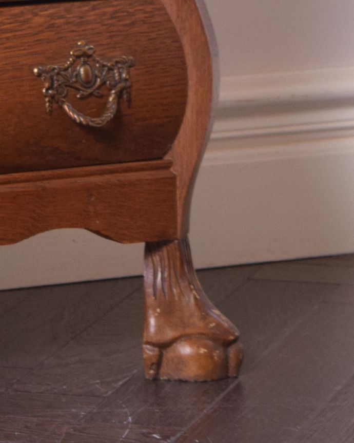 アンティークのチェスト　アンティーク家具　南フランススタイルのアンティーク家具、オーク材の３段チェスト（コモード）。幸せを運んでくれるデザインどっしり貫禄のある脚先は、幸せを運んでくれるクロウ＆ボール。(j-1900-f)