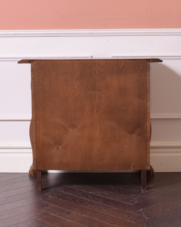 アンティークのチェスト　アンティーク家具　南フランススタイルのアンティーク家具、オーク材の３段チェスト（コモード）。メンテナンスしてあるので後姿もキレイ！アンティークは新品ではないので、もちろん経年変化によるキズはありますが、専門の職人が目立たないようキレイにお直しをしているので、後姿までキレイです。(j-1900-f)