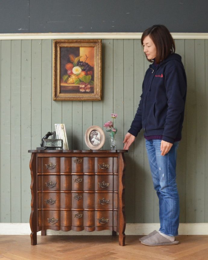 アンティークのチェスト　アンティーク家具　フランスの香り漂うアンティーク、ウェーブがかかったゴージャスな4段チェスト（コモード）。高級感があって女性らしい優しい曲線。(j-1901-f)