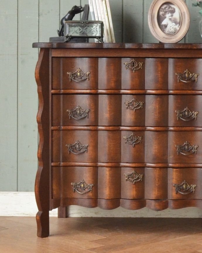 アンティークのチェスト　アンティーク家具　フランスの香り漂うアンティーク、ウェーブがかかったゴージャスな4段チェスト（コモード）。リビングではメモ、リモコン、筆記用具など近くに置いておきたいものを収納しておけばとっても便利ですよ。(j-1901-f)