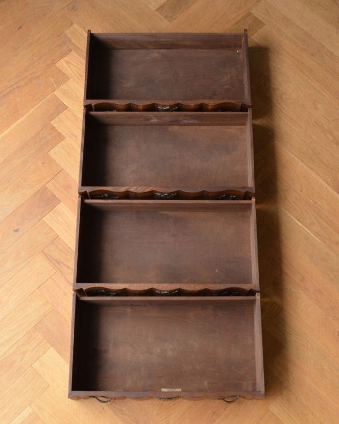 アンティークのチェスト　アンティーク家具　フランスの香り漂うアンティーク、ウェーブがかかったゴージャスな4段チェスト（コモード）。引き出しは全部で４杯。(j-1901-f)