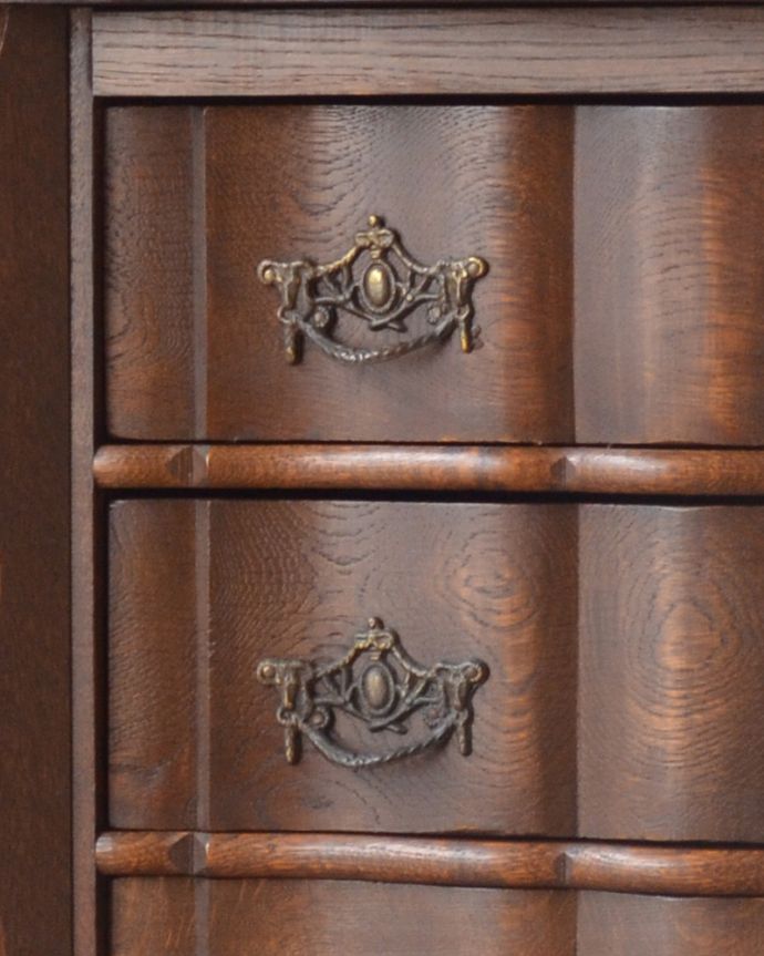 アンティークのチェスト　アンティーク家具　フランスの香り漂うアンティーク、ウェーブがかかったゴージャスな4段チェスト（コモード）。エンブレムをモチーフにした優雅な取っ手。(j-1901-f)