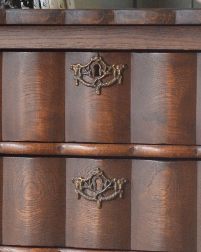 アンティークのチェスト　アンティーク家具　フランスの香り漂うアンティーク、ウェーブがかかったゴージャスな4段チェスト（コモード）。引き出しの中央にはこのような美しい装飾が付いています。(j-1901-f)