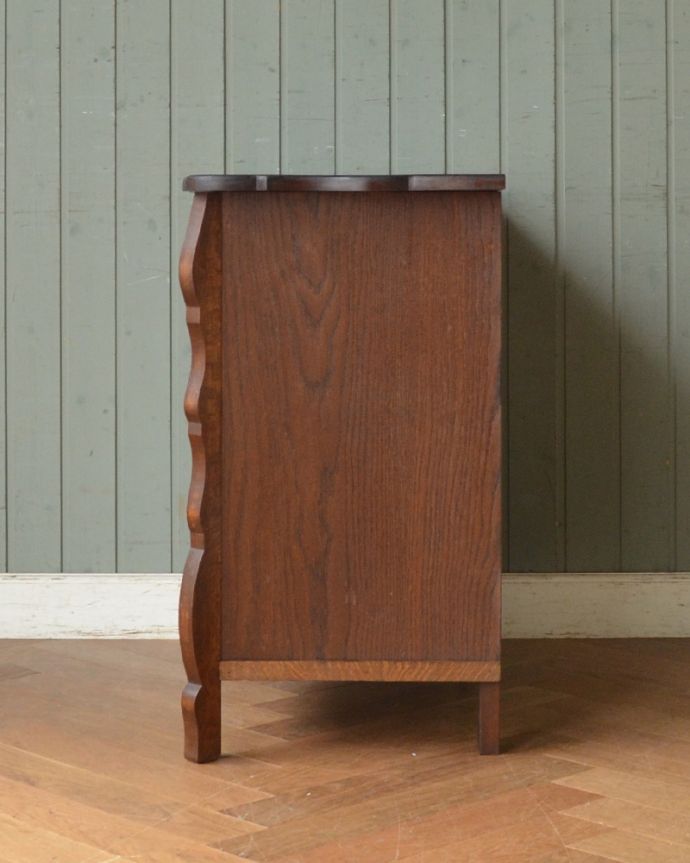 アンティークのチェスト　アンティーク家具　フランスの香り漂うアンティーク、ウェーブがかかったゴージャスな4段チェスト（コモード）。サイドから見ても絵になります。(j-1901-f)