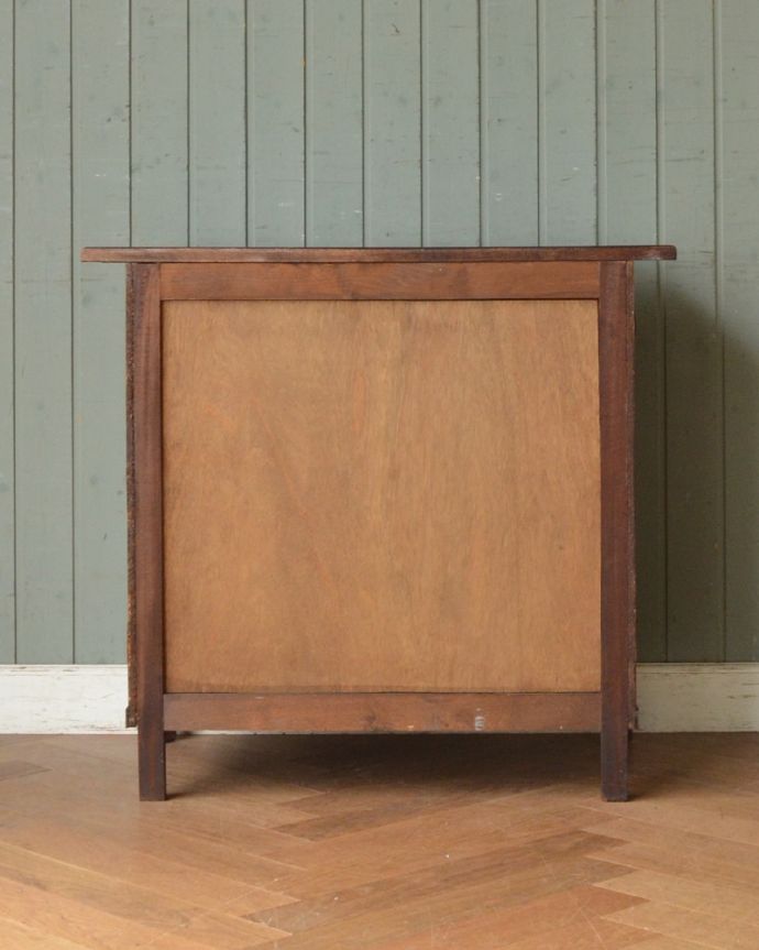 アンティークのチェスト　アンティーク家具　フランスの香り漂うアンティーク、ウェーブがかかったゴージャスな4段チェスト（コモード）。アンティークは新品ではないので、もちろん経年変化によるキズはありますが、専門の職人が目立たないようキレイにお直しをしているので、後姿までキレイです。(j-1901-f)