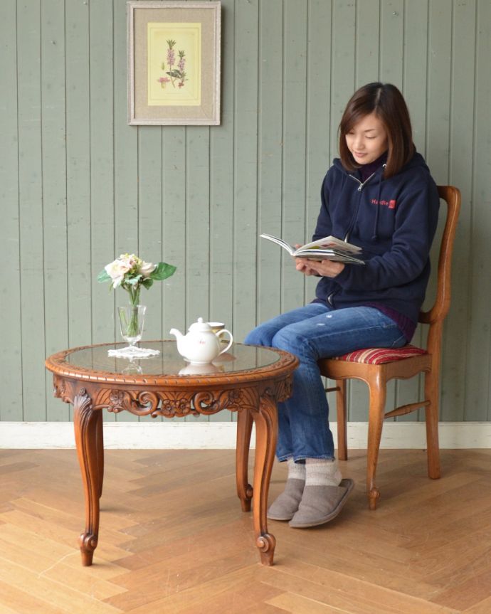 ロイドテーブル　アンティーク家具　フランスらしい豪華なリビングテーブル、アンティーク南仏家具。フランスらしい美しいデザイン。(j-1902-f)