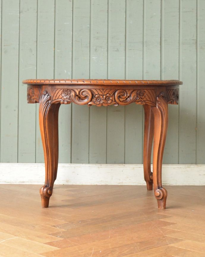 ロイドテーブル　アンティーク家具　フランスらしい豪華なリビングテーブル、アンティーク南仏家具。天板の下にも彫の装飾があります。(j-1902-f)