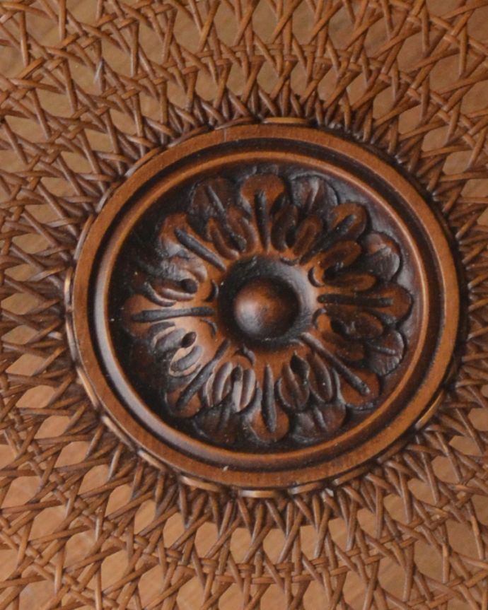 ロイドテーブル　アンティーク家具　フランスらしい豪華なリビングテーブル、アンティーク南仏家具。天板の中央の彫りは、大きなお花が刻まれています。(j-1902-f)