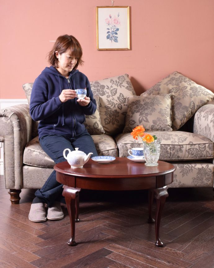 ロイドテーブル　アンティーク家具　英国アンティークの家具、木目が美しいコーヒーテーブル（マホガニー材）。玄関で花器を飾ったり、ソファの前に持ってくれば、ちょうどいいサイドテーブルに。(j-1903-f)