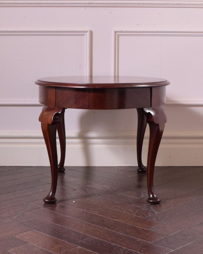 ロイドテーブル　アンティーク家具　英国アンティークの家具、木目が美しいコーヒーテーブル（マホガニー材）。持ち運びがしやすく、場所もとらないので重宝します！アンティークは新品ではないので、もちろん経年変化によるキズはありますが、専門の職人が目立たないようキレイにお直しをしているので、後姿までキレイです。(j-1903-f)