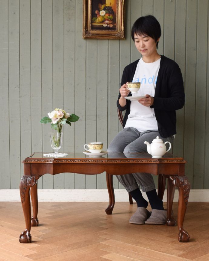 ロイドテーブル　アンティーク家具　エレガントなアンティーク家具、ガラストップのコーヒーテーブル。どこでも置けるちょうどいいサイズのテーブル。(j-1904-f)