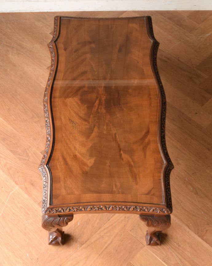 ロイドテーブル　アンティーク家具　エレガントなアンティーク家具、ガラストップのコーヒーテーブル。高級なウォールナット材ならではの美しい木目を贅沢に味わえます。(j-1904-f)