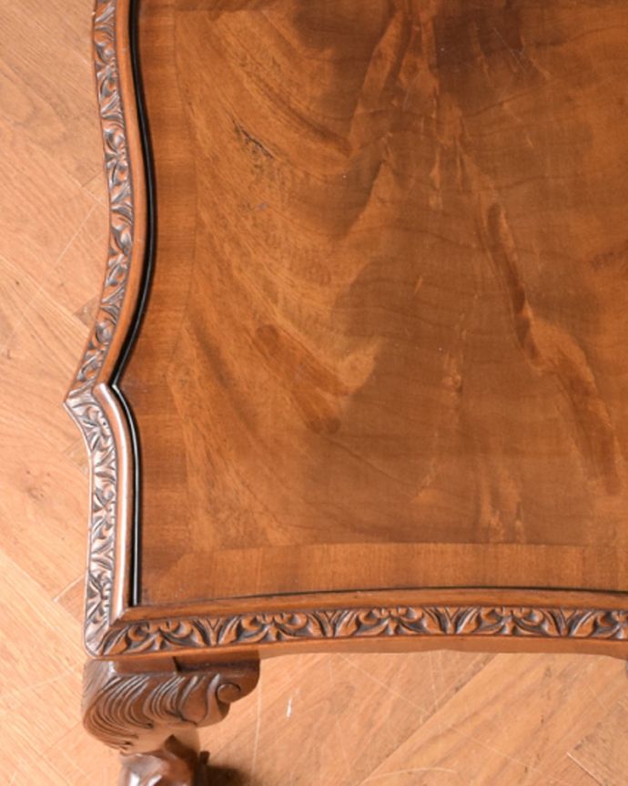 ロイドテーブル　アンティーク家具　エレガントなアンティーク家具、ガラストップのコーヒーテーブル。天板の縁取りまで、エレガントでとっても素敵！届いたその日からお使いいただけます。(j-1904-f)