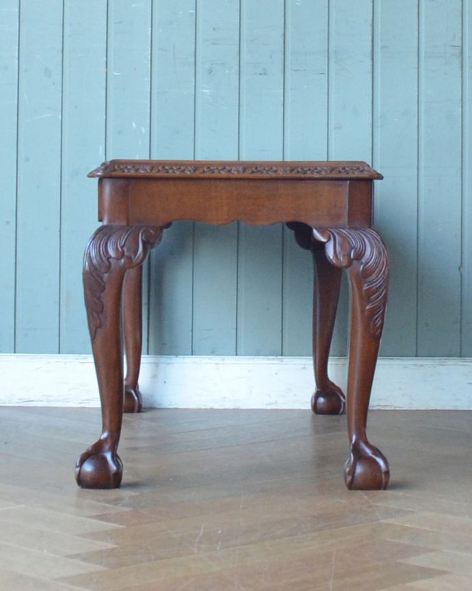 ロイドテーブル　アンティーク家具　エレガントなアンティーク家具、ガラストップのコーヒーテーブル。アンティークは新品ではないので、もちろん経年変化によるキズはありますが、専門の職人が目立たないようキレイにお直しをしているので、どこから見てもキレイです。(j-1904-f)