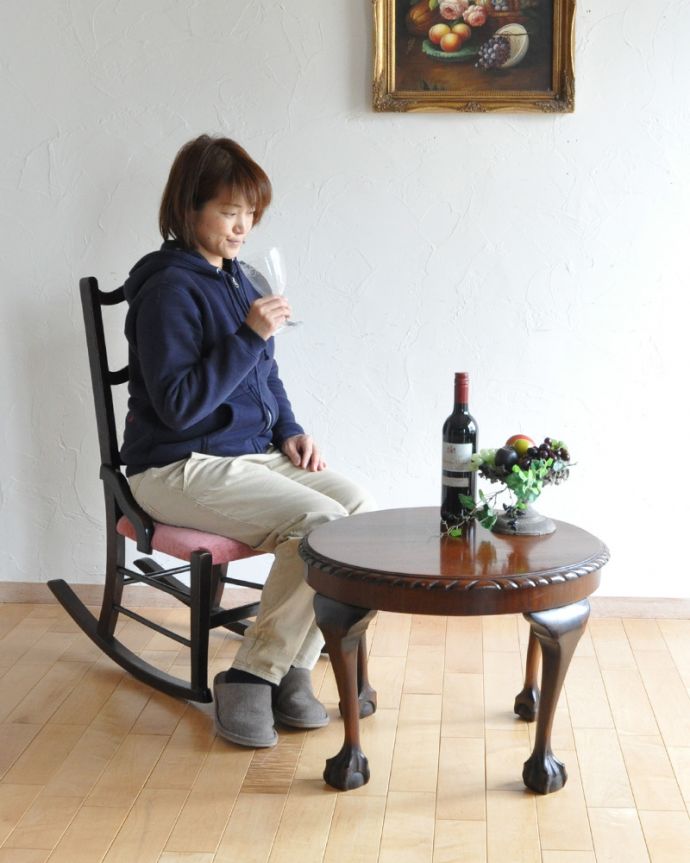 ロイドテーブル　アンティーク家具　クロウ＆ボールの脚を持つコーヒーテーブル、英国のアンティーク家具。持ち運びも簡単なサイズなので、お茶とお菓子を並べて、どこでもリラックスした時間を楽しめます。(j-1905-f)