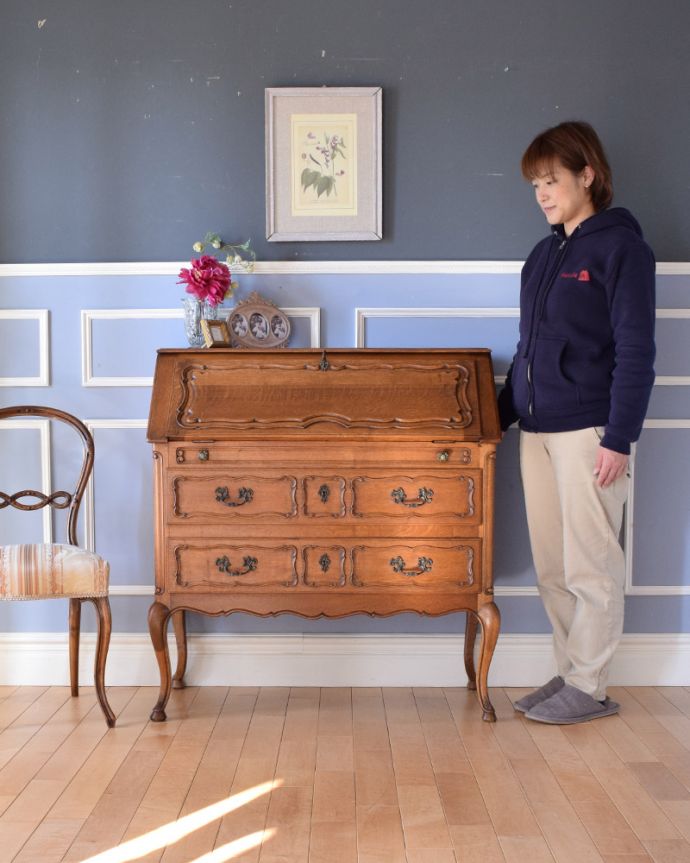 ビューロー アンティーク家具 フランスらしい彫りがエレガントで美しい、鍵付きアンティークビューロー(デスク)。外国製のビューローは装飾があちこちにあるので、絵になるアイテム。(j-1906-f)