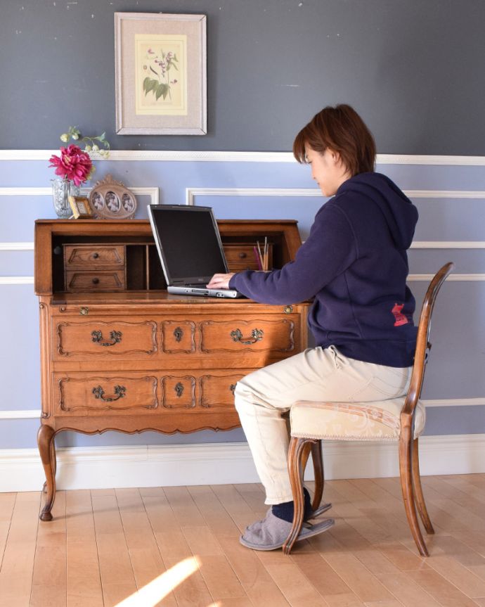 ビューロー アンティーク家具 フランスらしい彫りがエレガントで美しい、鍵付きアンティークビューロー(デスク)。書き物やパソコンをする時は、台を下ろして使ってください。(j-1906-f)