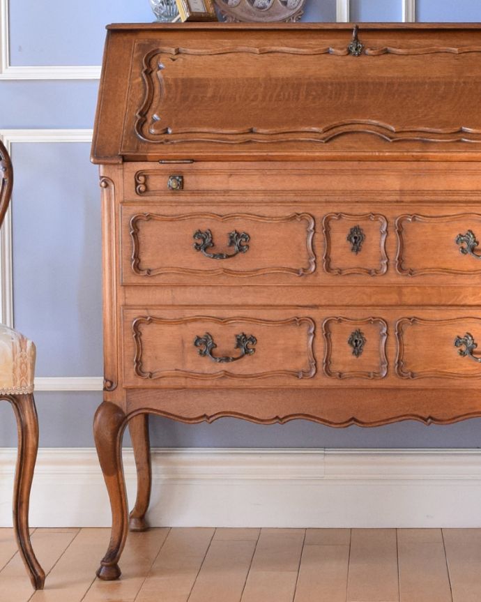 ビューロー アンティーク家具 フランスらしい彫りがエレガントで美しい、鍵付きアンティークビューロー(デスク)。とっても美しい彫の装飾です。(j-1906-f)