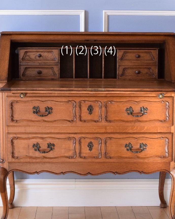 ビューロー アンティーク家具 フランスらしい彫りがエレガントで美しい、鍵付きアンティークビューロー(デスク)。この通り天板は広々しているので、パソコンデスクとしても活躍してくれます。(j-1906-f)