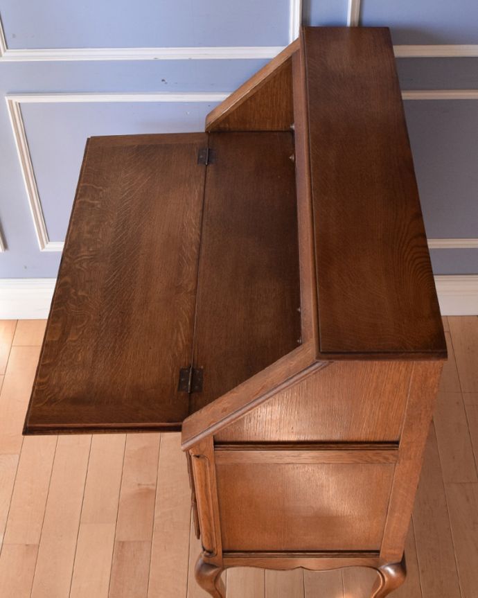 ビューロー アンティーク家具 フランスらしい彫りがエレガントで美しい、鍵付きアンティークビューロー(デスク)。天板もピカピカにお直ししました。(j-1906-f)