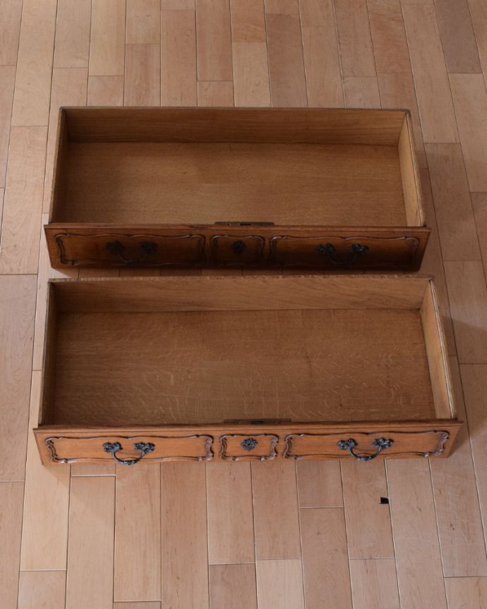 ビューロー アンティーク家具 フランスらしい彫りがエレガントで美しい、鍵付きアンティークビューロー(デスク)。広々とした引き出しがあります。(j-1906-f)