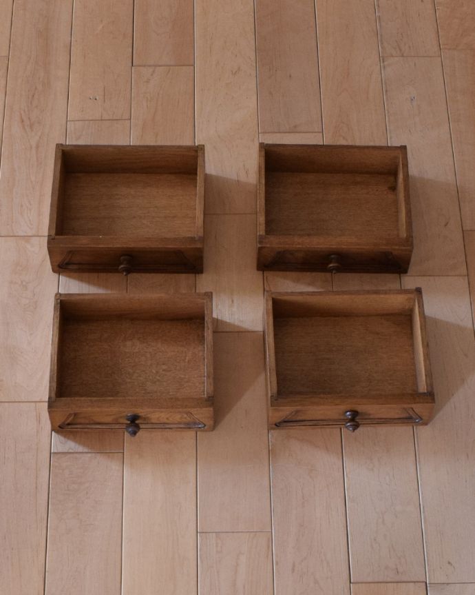 ビューロー アンティーク家具 フランスらしい彫りがエレガントで美しい、鍵付きアンティークビューロー(デスク)。ビューローの中央に小さな引き出しが4杯付いています。(j-1906-f)