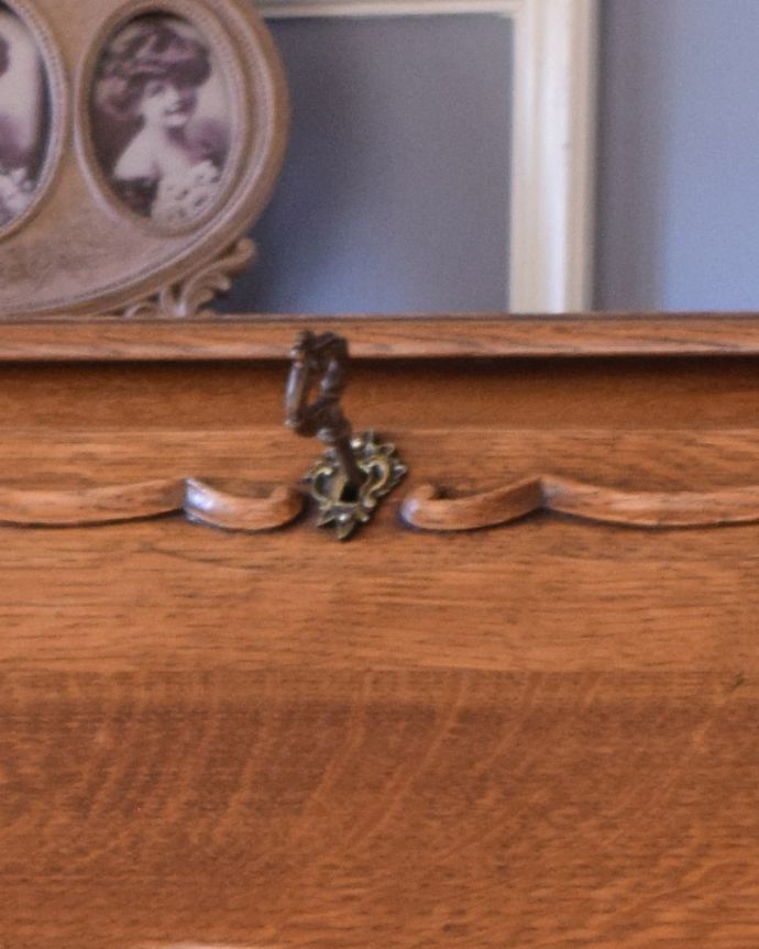 ビューロー アンティーク家具 フランスらしい彫りがエレガントで美しい、鍵付きアンティークビューロー(デスク)。ビューローの扉は、鍵を引っ掛けて開閉します。(j-1906-f)