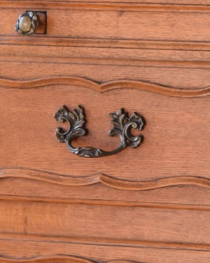 ビューロー アンティーク家具 フランスらしい彫りがエレガントで美しい、鍵付きアンティークビューロー(デスク)。扉の取っ手も美しいデザイン。(j-1906-f)