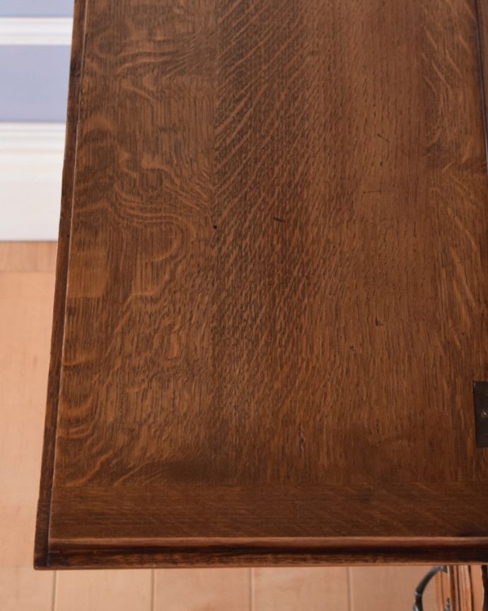 ビューロー アンティーク家具 フランスらしい彫りがエレガントで美しい、鍵付きアンティークビューロー(デスク)。パソコンなどの作業をするのに、十分なスペースです。(j-1906-f)