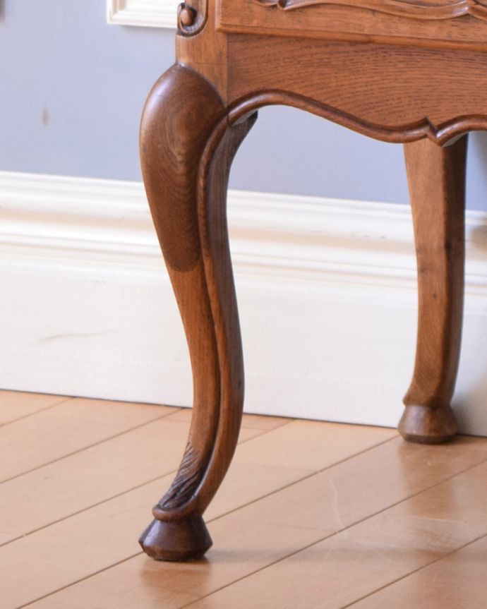 ビューロー アンティーク家具 フランスらしい彫りがエレガントで美しい、鍵付きアンティークビューロー(デスク)。フランス製らしい可愛い猫脚。(j-1906-f)