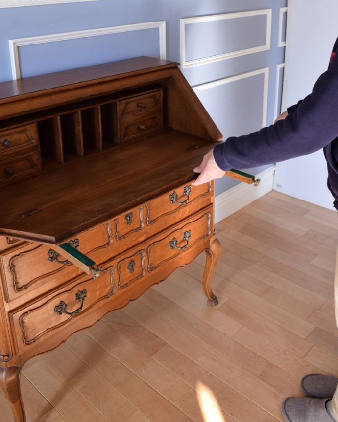 ビューロー アンティーク家具 フランスらしい彫りがエレガントで美しい、鍵付きアンティークビューロー(デスク)。ビューローの支えであるバーは、両サイドに付いています。(j-1906-f)