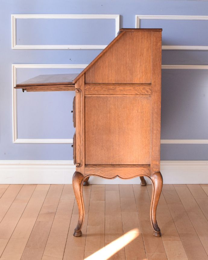 ビューロー アンティーク家具 フランスらしい彫りがエレガントで美しい、鍵付きアンティークビューロー(デスク)。ビューローを閉じると、スッキリとしたキャビネットに。(j-1906-f)