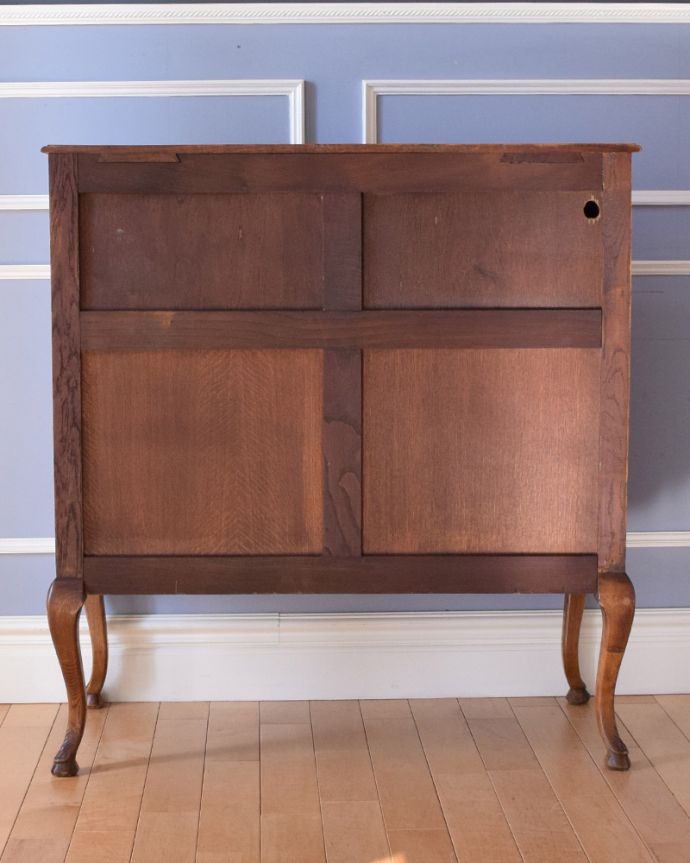 ビューロー アンティーク家具 フランスらしい彫りがエレガントで美しい、鍵付きアンティークビューロー(デスク)。アンティークは新品ではないので、もちろん経年変化によるキズはありますが、専門の職人が目立たないようキレイにお直しをしているので、後姿までキレイです。(j-1906-f)