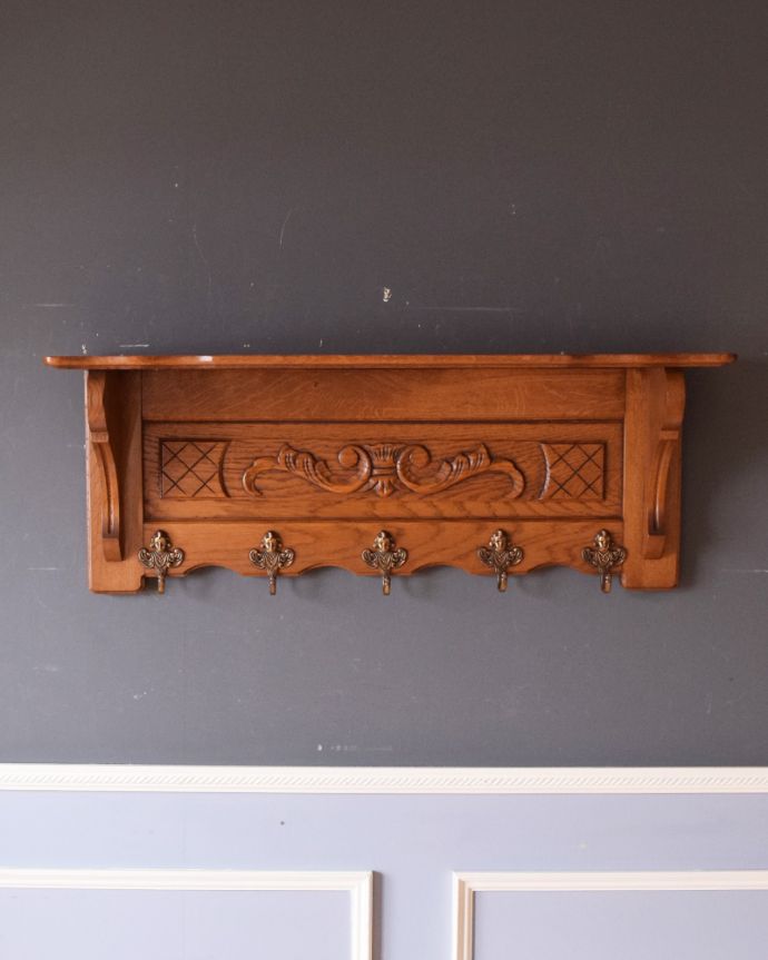 ウォールシェルフ・ウォールハンガー アンティーク家具 美しい彫りを刻んだウォールハンガー、壁に付けるアンティーク家具。木製で存在感のある本格的なインテリアです。(j-1908-f)