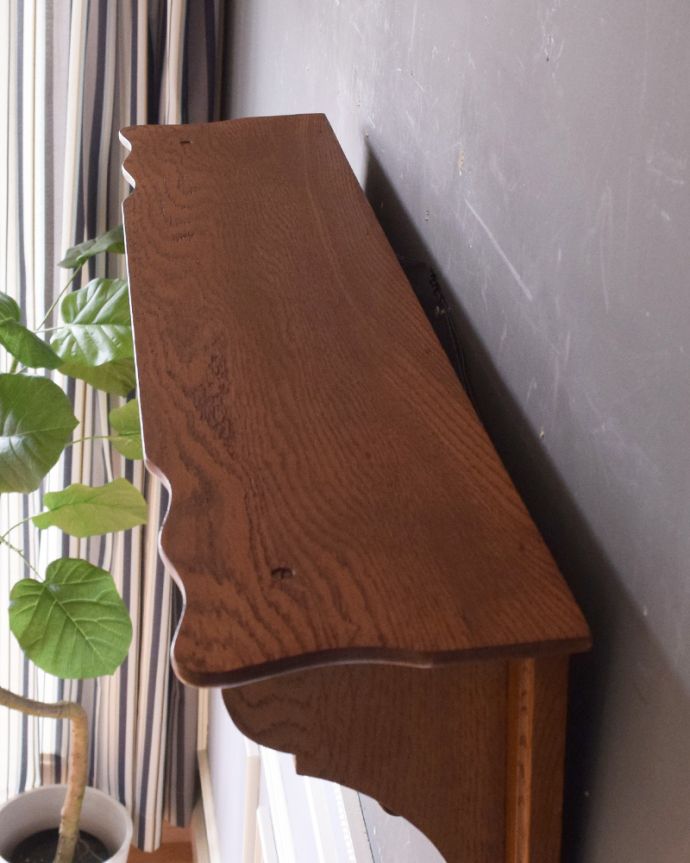 ウォールシェルフ・ウォールハンガー アンティーク家具 美しい彫りを刻んだウォールハンガー、壁に付けるアンティーク家具。たっぷりとディスプレイができる天板です。(j-1908-f)