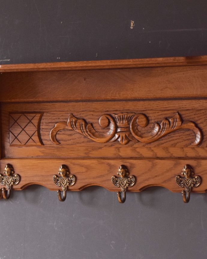 ウォールシェルフ・ウォールハンガー アンティーク家具 美しい彫りを刻んだウォールハンガー、壁に付けるアンティーク家具。どこから見ても丁寧に彫りの装飾が施してあります。(j-1908-f)