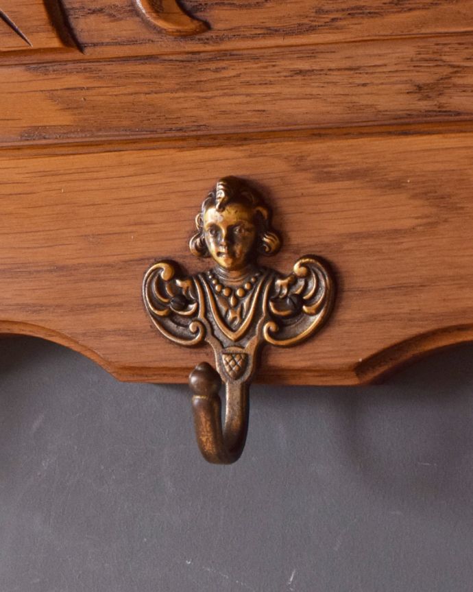 ウォールシェルフ・ウォールハンガー アンティーク家具 美しい彫りを刻んだウォールハンガー、壁に付けるアンティーク家具。真鍮製のフックが付いています。(j-1908-f)