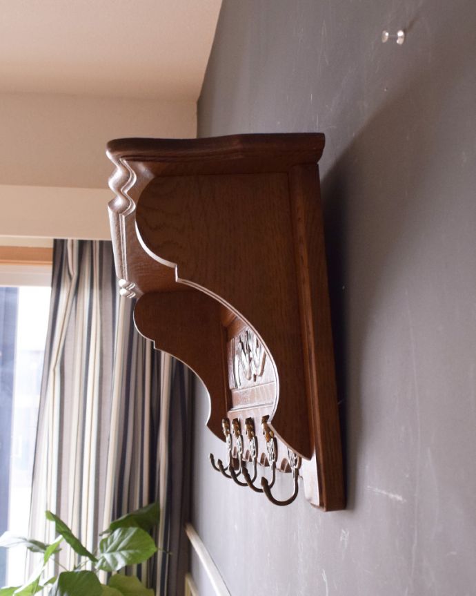 ウォールシェルフ・ウォールハンガー アンティーク家具 美しい彫りを刻んだウォールハンガー、壁に付けるアンティーク家具。横から見ても美しいデザインです。(j-1908-f)