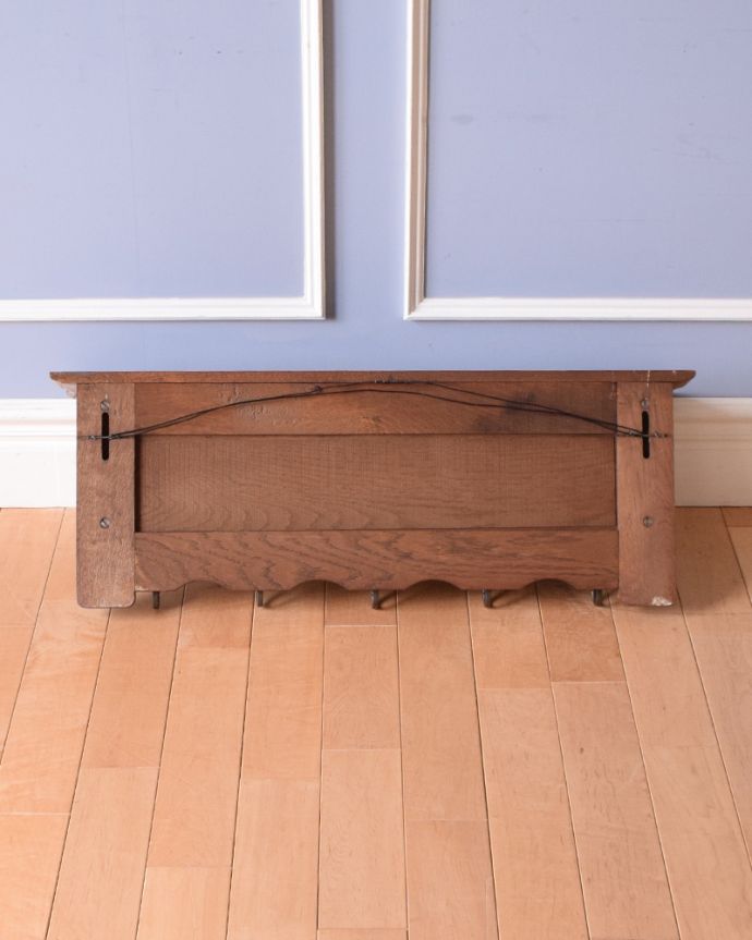 ウォールシェルフ・ウォールハンガー アンティーク家具 美しい彫りを刻んだウォールハンガー、壁に付けるアンティーク家具。アンティークは新品ではないので、もちろん経年変化によるキズはありますが、専門の職人が目立たないようキレイにお直しをしているので、後姿までキレイです。(j-1908-f)