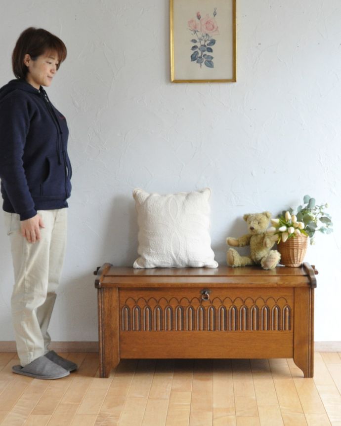 ブランケットボックス・収納ボックス　アンティーク家具　アンティークの英国家具、扉の彫刻が美しいコファー（ベンチ）。繊細で美しい彫刻は見事です。(j-1909-f)