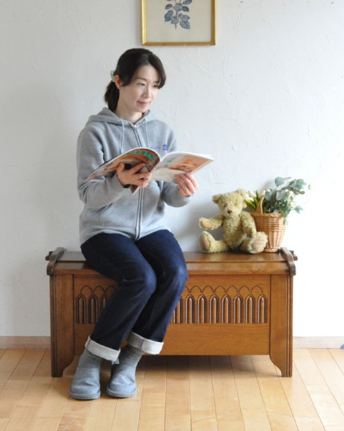 ブランケットボックス・収納ボックス　アンティーク家具　アンティークの英国家具、扉の彫刻が美しいコファー（ベンチ）。玄関やダイニングにちょっと置けば、腰掛けるベンチとしても使えます。(j-1909-f)