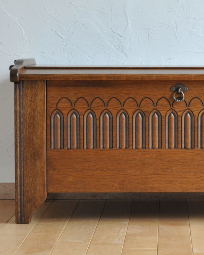 ブランケットボックス・収納ボックス　アンティーク家具　アンティークの英国家具、扉の彫刻が美しいコファー（ベンチ）。英国スタイルに似合うような重厚感のあるデザインです。(j-1909-f)