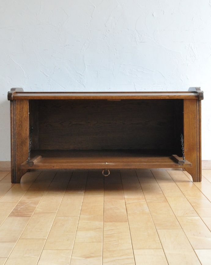 ブランケットボックス・収納ボックス　アンティーク家具　アンティークの英国家具、扉の彫刻が美しいコファー（ベンチ）。フラップ扉を開くと中が収納になっています。(j-1909-f)